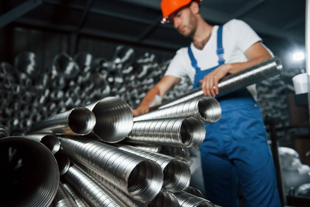 Carbon Steel vs Stainless Steel Pipe: Key Differences and Applications
